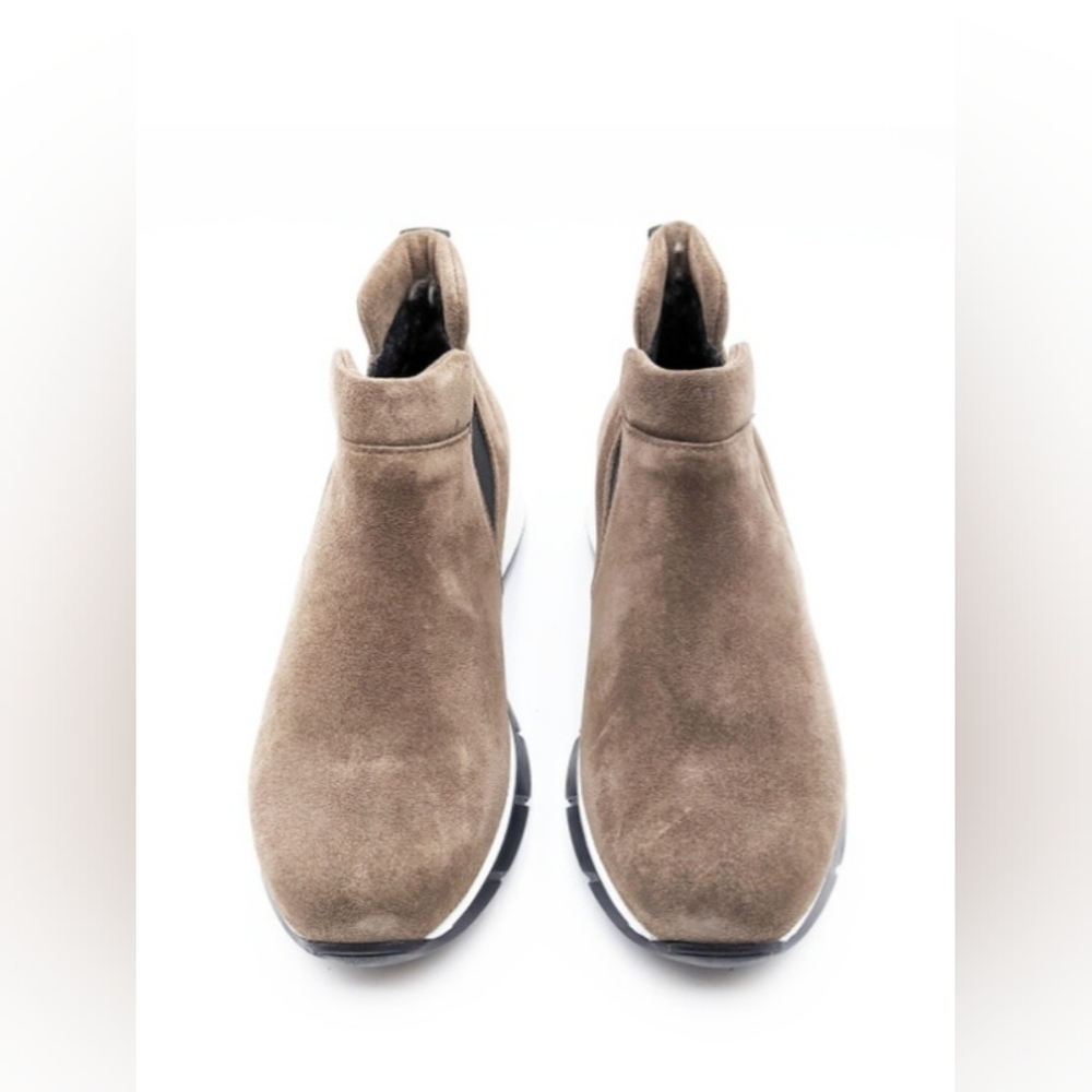 La Canadienne "Nikki" Waterproof Suede Sneaker Taupe color